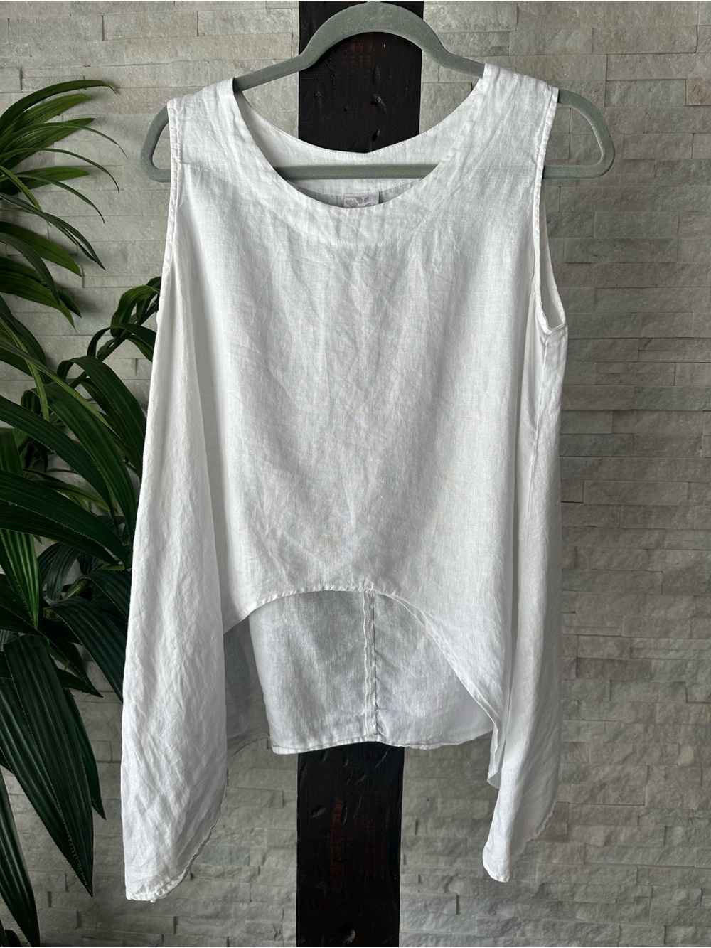 Match Point White Shark Bite Hem High-Low Linen Top Sizs M